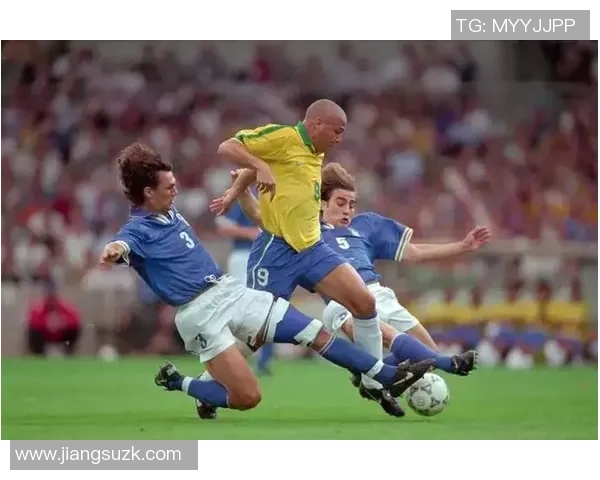 昔日绿茵场上的足球巨星们退役后的生活与新篇章